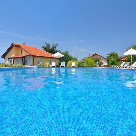 Bulgariavilla - Magnolia With Pool בית נופש Bryastovets